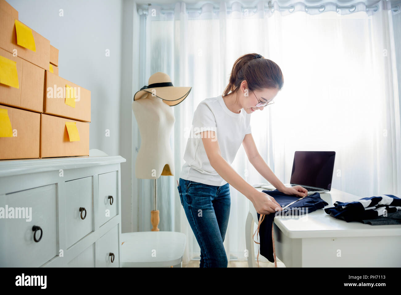 Designer di moda elegante concetto di showroom, giovane ragazza asiatica è libero professionista con i suoi affari privati presso l'ufficio domestico Foto Stock