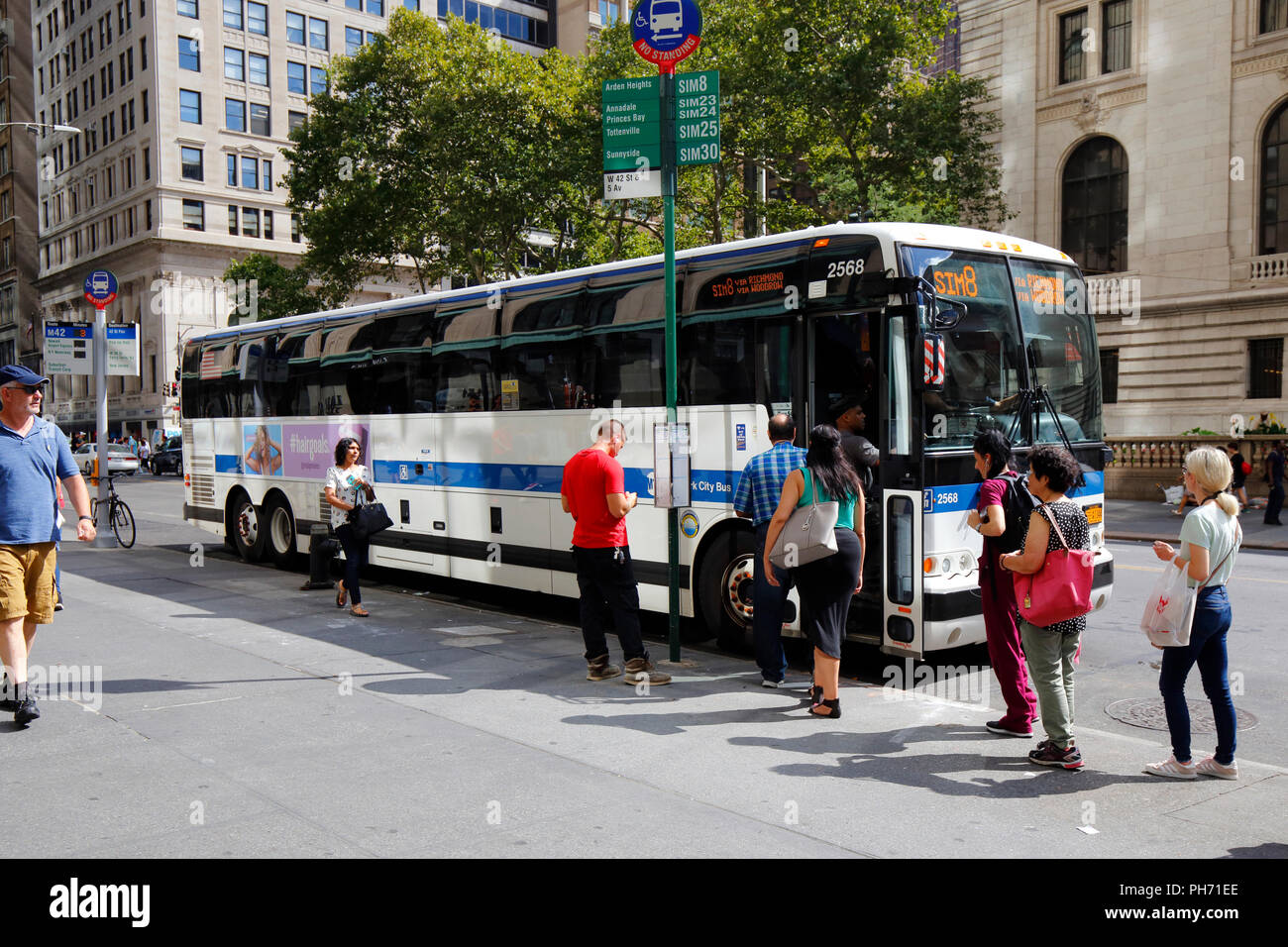 Persone di salire a bordo del percorso carta SIM8 MTA bus pendolari a Staten Island Foto Stock