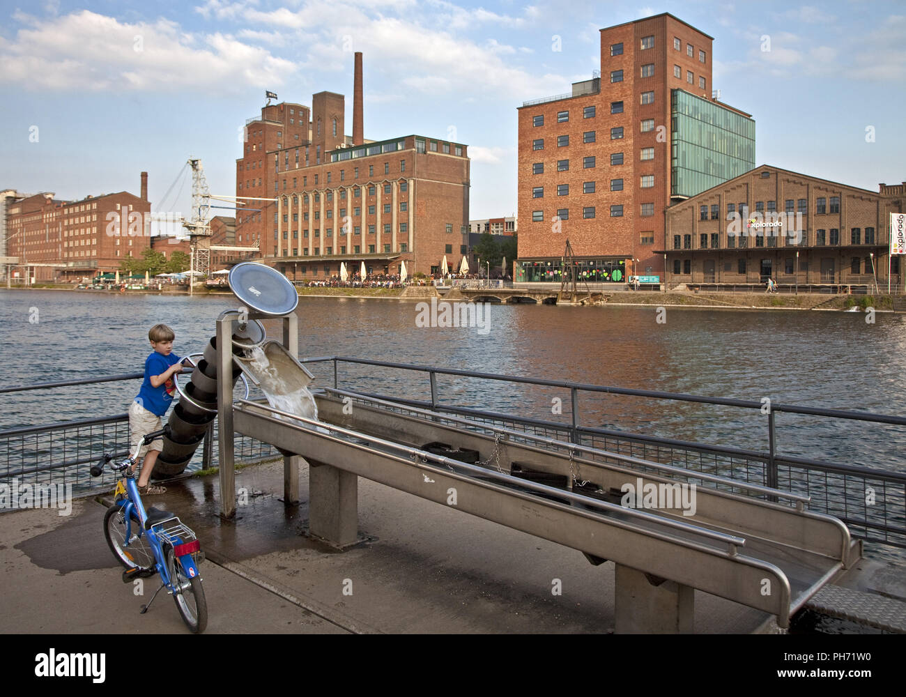 Bambino, gioco d'acqua, Duisburg porto interno, Germania Foto Stock