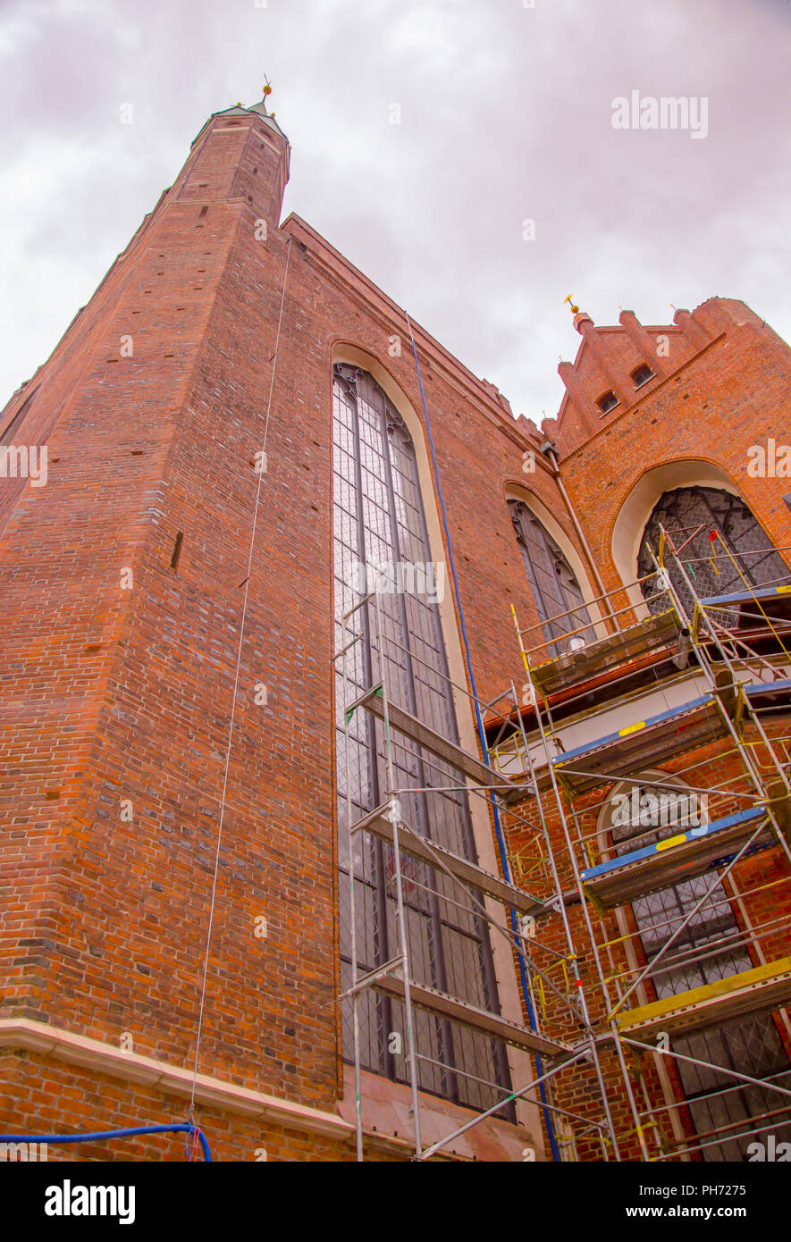 Gdansk Città Vecchia, la chiesa di Santa Maria reconstraction. parete con enorme vetrata. Vista dal punto basso. Foto Stock