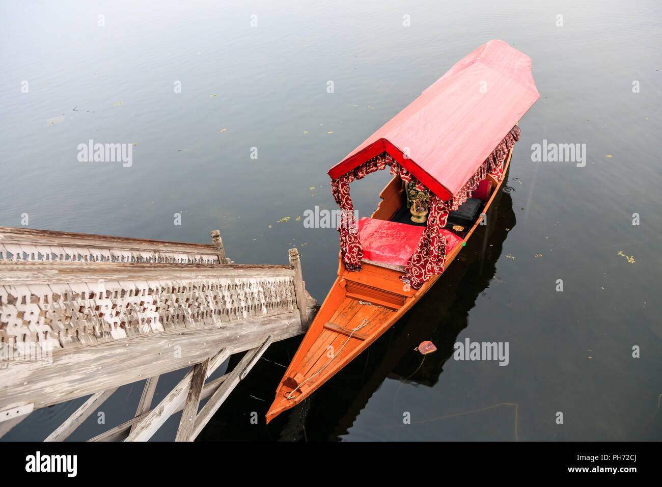 Shikara barca nel lago nageen Foto Stock