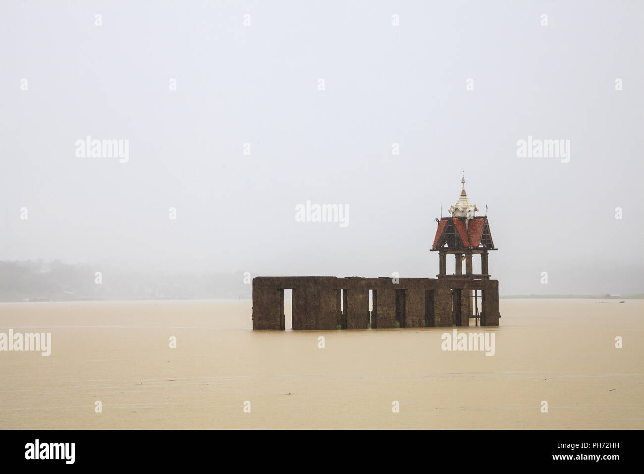 Tempio in rovina sotto l'acqua in caso di pioggia Foto Stock