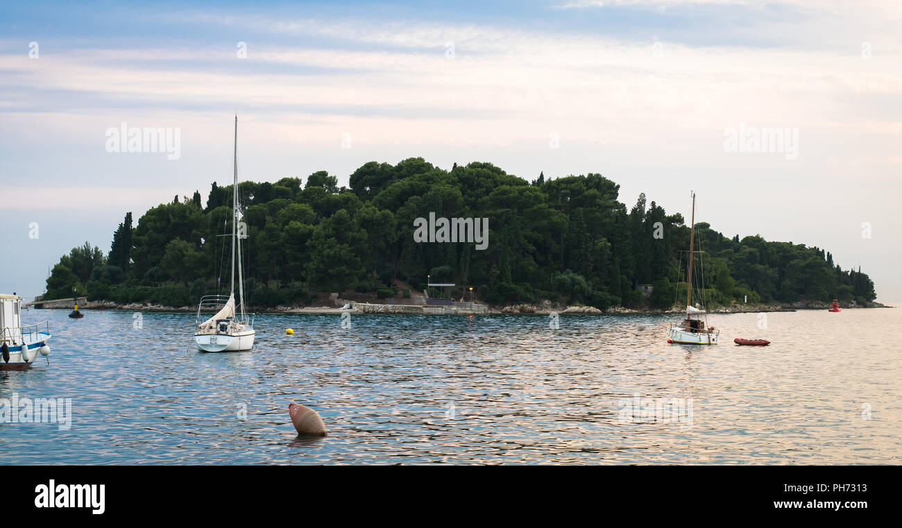 Rovigno Croazia - Luglio 10, 2018: un'isola appena al di fuori della città di Rovigno, Croazia. Foto Stock