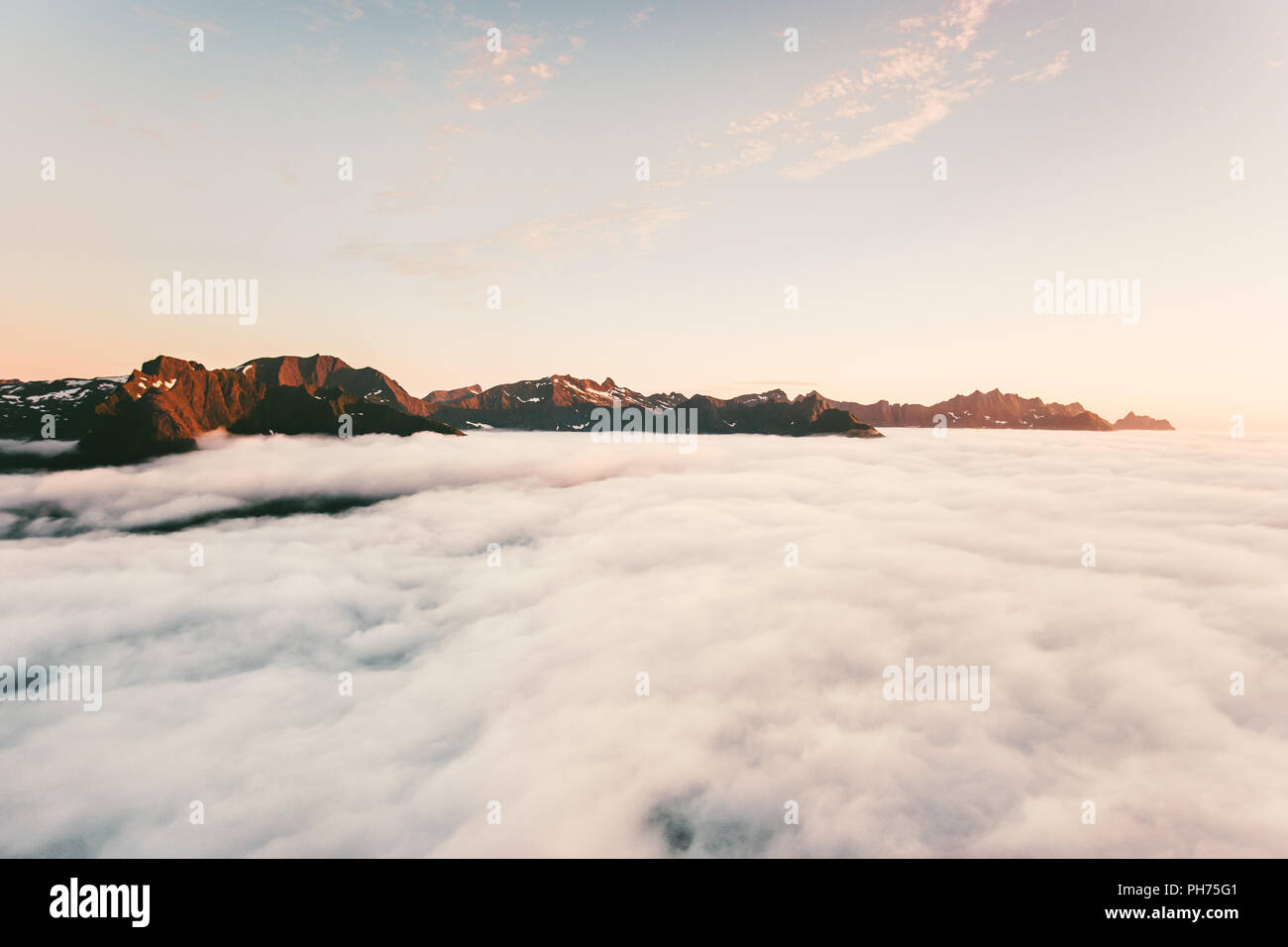 Tramonto vista montagne sopra le nuvole paesaggio in Norvegia viaggio scenario dell'antenna Foto Stock