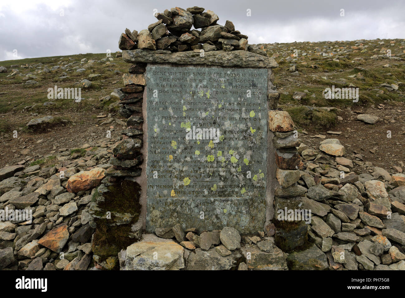Charles Gough lapide commemorativa in occasione del vertice di Helvellyn cadde, Parco Nazionale del Distretto dei Laghi, Cumbria, England, Regno Unito Foto Stock