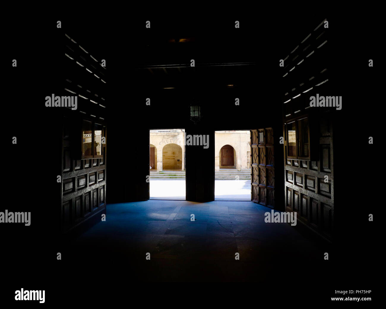 Un'immagine catturata dall'interno le porte del magnifico Santo Tomas chiesa in Haro, Spagna. Questo ingresso principale della chiesa è il lavoro di Felipe V Foto Stock