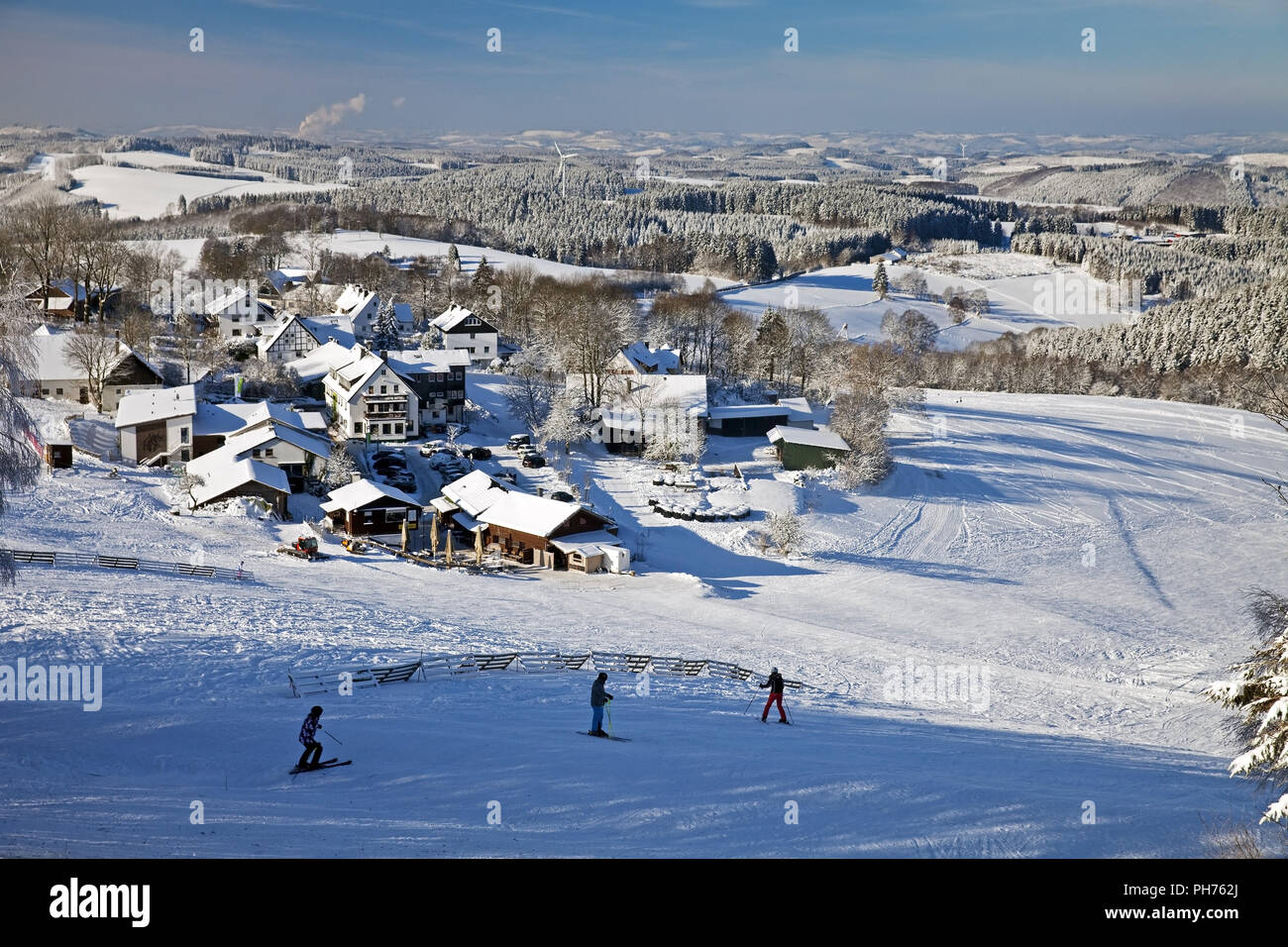 Insediamento Wildewiese nel paesaggio innevato, in Germania, in Renania settentrionale-Vestfalia, Sauerland, Sundern Foto Stock
