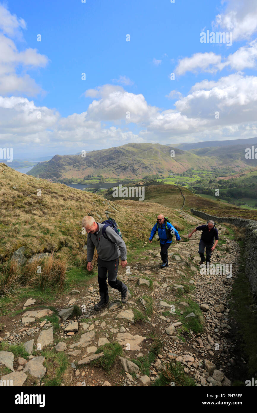 Walkers sul Patterdale comune e il lago di Ullswater, Parco Nazionale del Distretto dei Laghi, Cumbria, England, Regno Unito Foto Stock