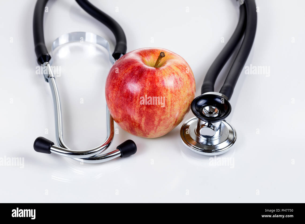 Buona salute con rossi freschi e apple uno stetoscopio Foto Stock