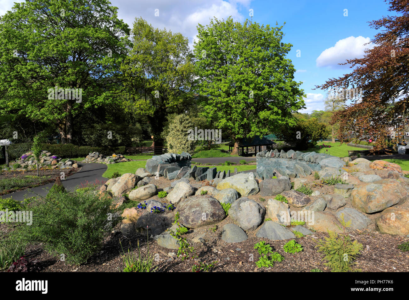 Fiori di Primavera in Fitz Park, Keswick Town, Parco Nazionale del Distretto dei Laghi, Cumbria County, England, Regno Unito Foto Stock