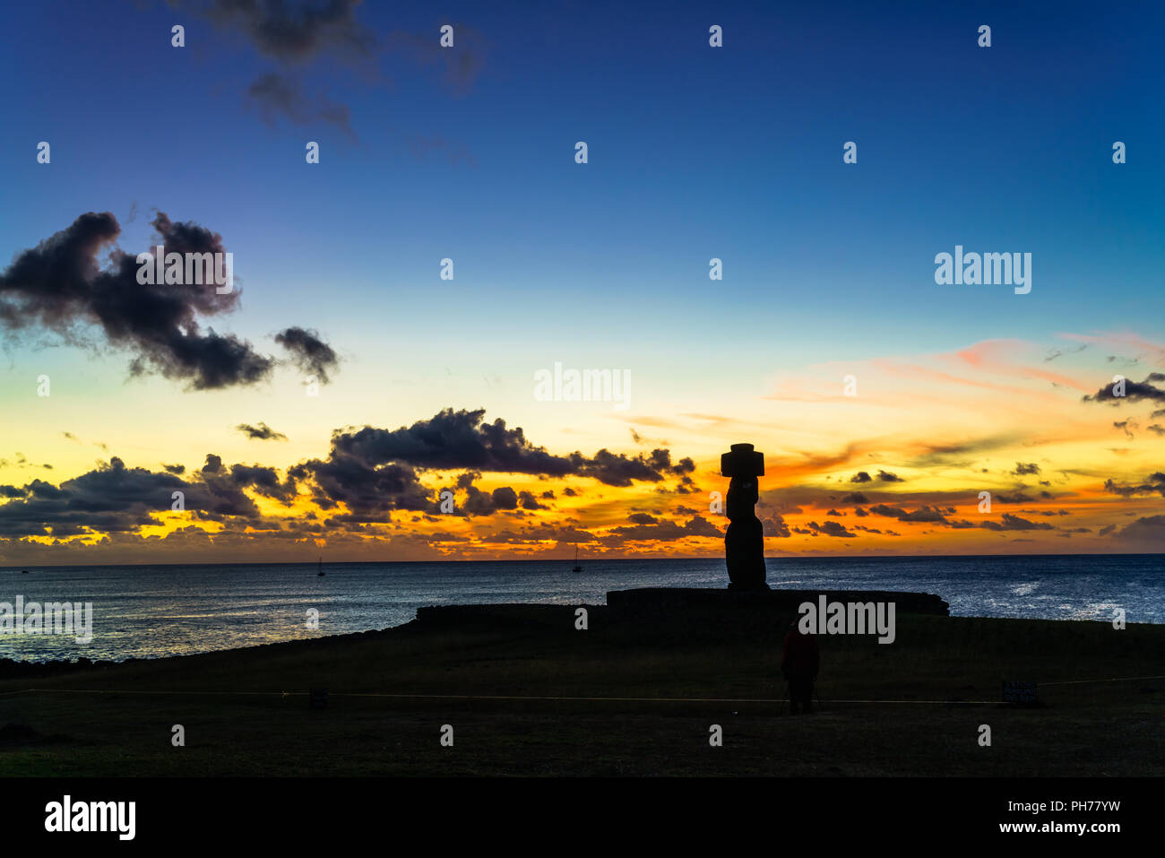 Moai a Ahu Ko Te Riku al tramonto Foto Stock