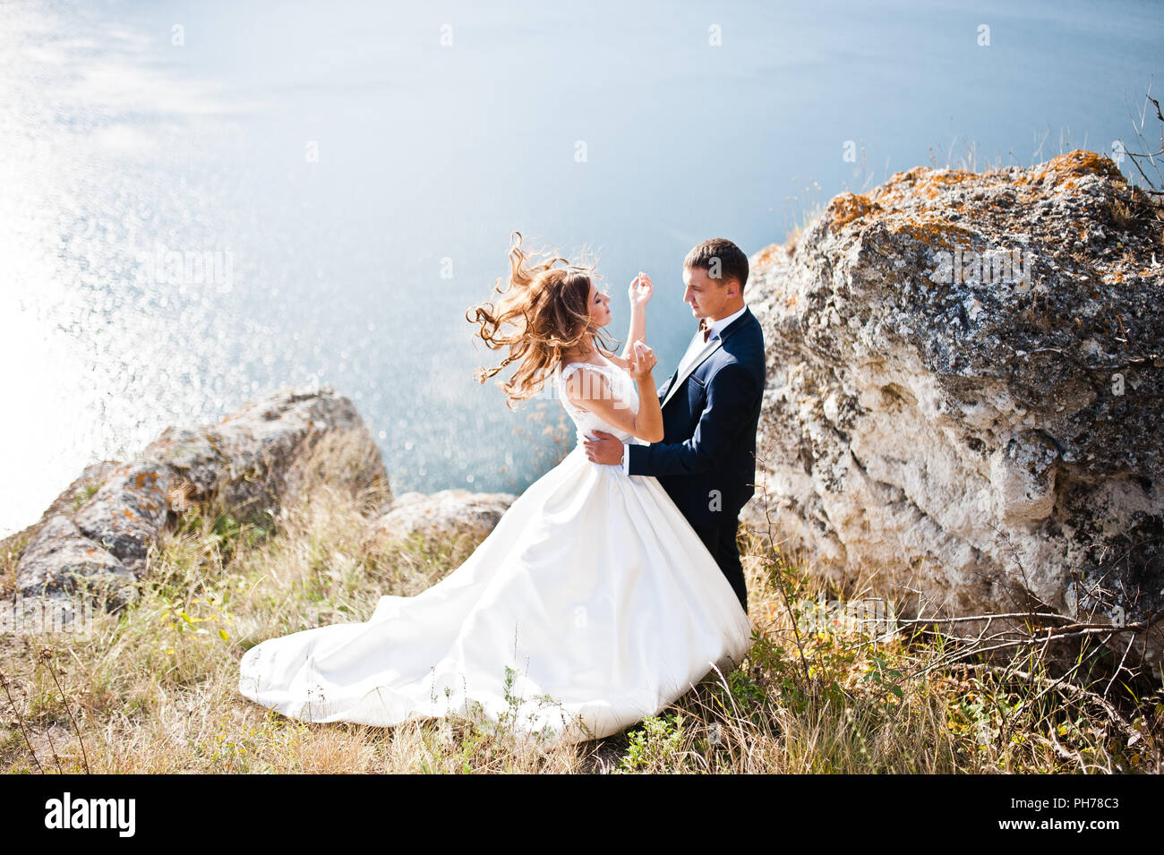 Molto sensuale e stupende coppie in viaggio di nozze su paesaggi pittoreschi Foto Stock