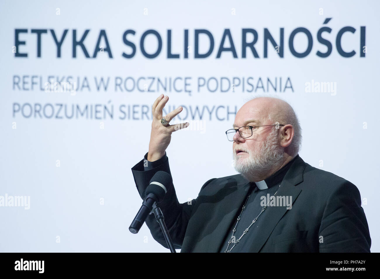 Gdansk, Polonia. Il 30 agosto 2018. Il Cardinale Reinhard Marx, Arcivescovo di Monaco e Frisinga, Presidente della Conferenza Episcopale Tedesca e Presidente della Commissione delle Conferenze Episcopali della Comunità europea, Coordinatore del Consiglio per l'economia, membro del consiglio del cardinale consiglieri durante il suo intervento nella solidarietà europea centro ECS a Danzica, Polonia. 30 agosto 2018 © Wojciech Strozyk / Alamy Live News Foto Stock