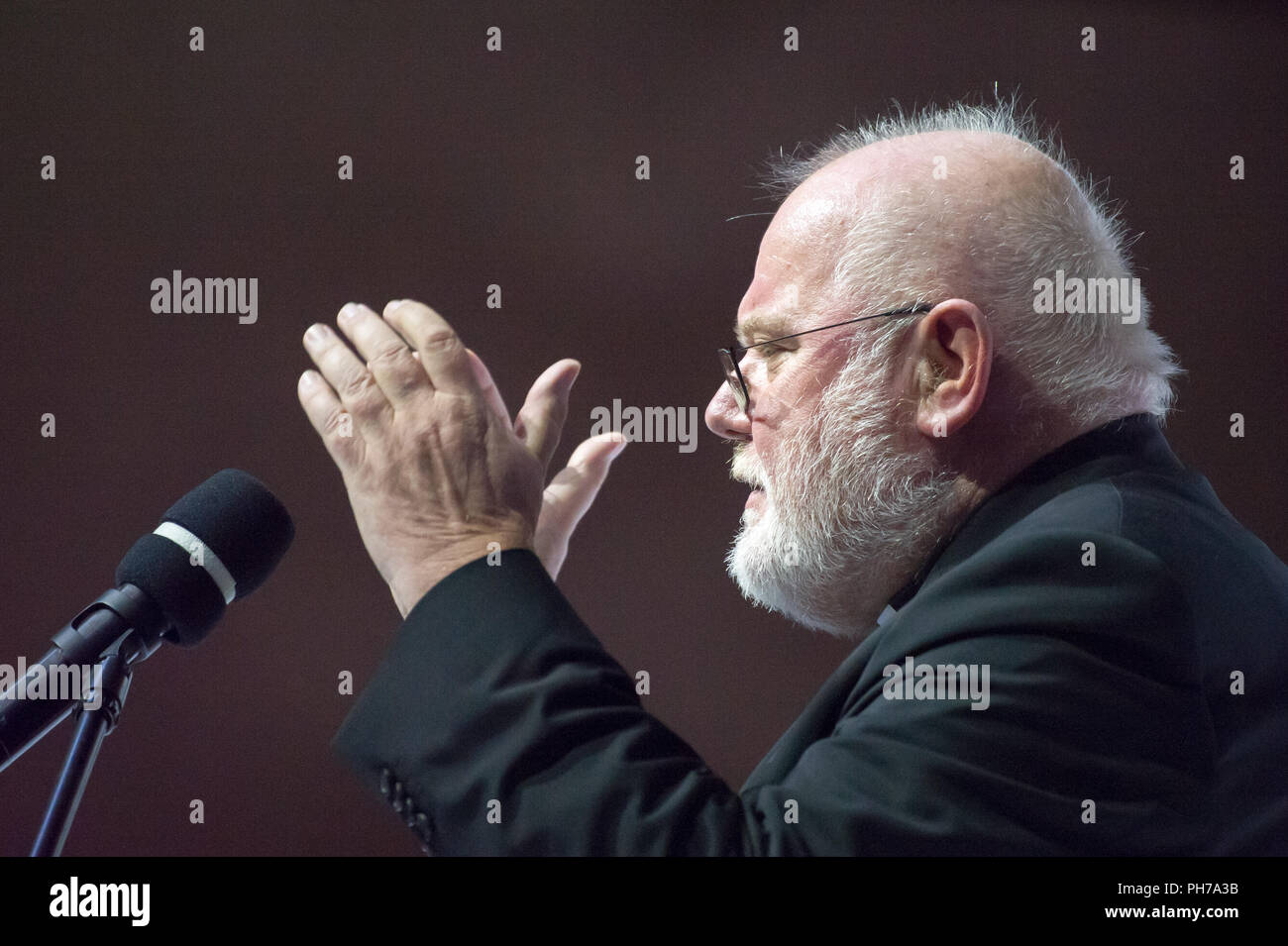 Gdansk, Polonia. Il 30 agosto 2018. Il Cardinale Reinhard Marx, Arcivescovo di Monaco e Frisinga, Presidente della Conferenza Episcopale Tedesca e Presidente della Commissione delle Conferenze Episcopali della Comunità europea, Coordinatore del Consiglio per l'economia, membro del consiglio del cardinale consiglieri durante il suo intervento nella solidarietà europea centro ECS a Danzica, Polonia. 30 agosto 2018 © Wojciech Strozyk / Alamy Live News Foto Stock
