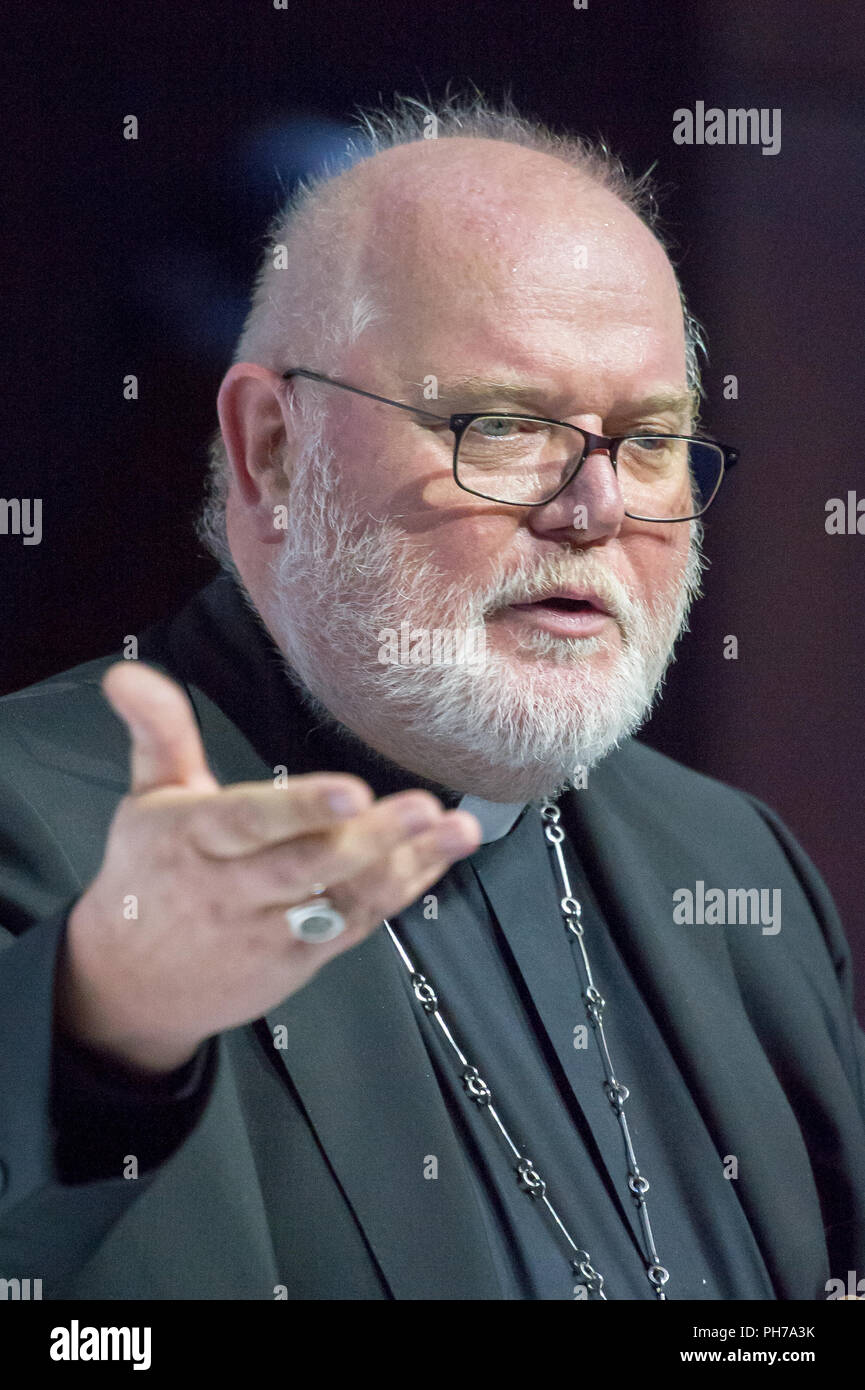 Gdansk, Polonia. Il 30 agosto 2018. Il Cardinale Reinhard Marx, Arcivescovo di Monaco e Frisinga, Presidente della Conferenza Episcopale Tedesca e Presidente della Commissione delle Conferenze Episcopali della Comunità europea, Coordinatore del Consiglio per l'economia, membro del consiglio del cardinale consiglieri durante il suo intervento nella solidarietà europea centro ECS a Danzica, Polonia. 30 agosto 2018 © Wojciech Strozyk / Alamy Live News Foto Stock