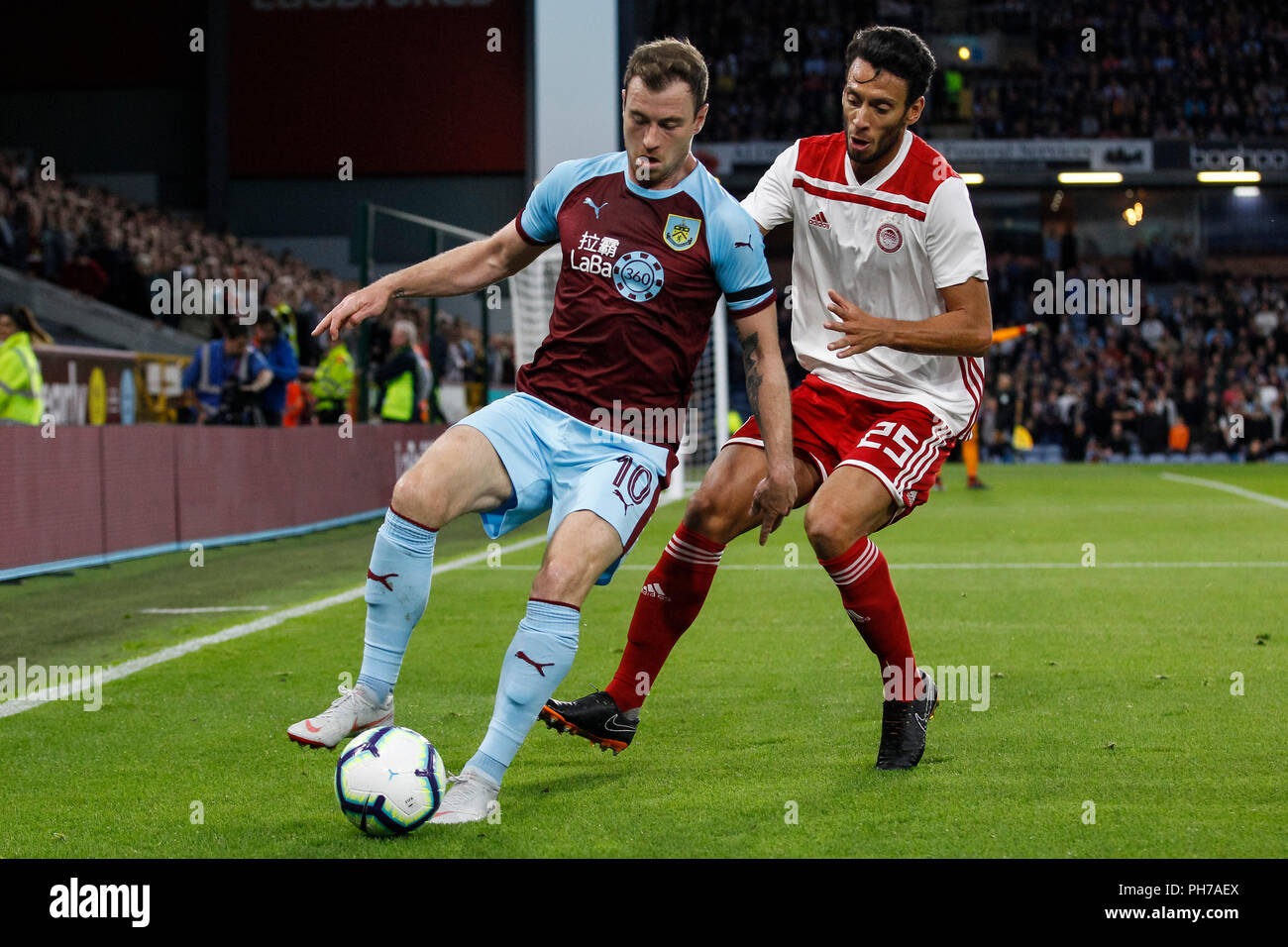 Burnley, Regno Unito. Il 30 agosto 2018. Ashley Barnes di Burnley e Roderick Miranda di Olympiakos durante la UEFA Europa League Play-Off Round seconda gamba match tra Burnley e Olympiakos a Turf Moor il 30 agosto 2018 a Burnley, Inghilterra. Credito: Immagini di PHC/Alamy Live News Foto Stock