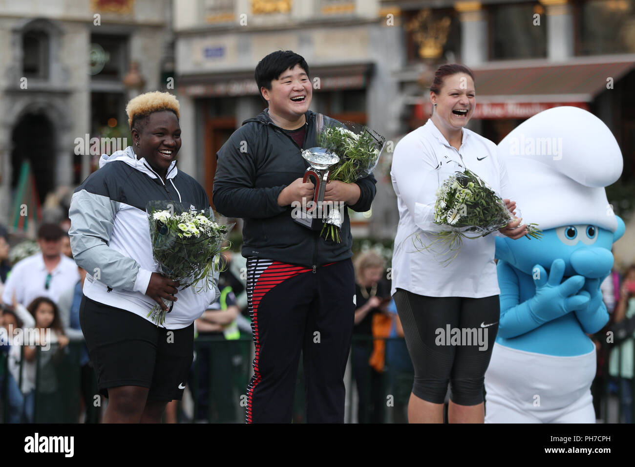 (180831) -- Bruxelles, 31 Agosto, 2018 (Xinhua) -- vincitore della Cina di Gong Lijao (C), il secondo posto Raven Saunders (L) degli Stati Uniti e il terzo posto della Germania dell'Christina Schwanitz pongono sul podio durante la cerimonia di premiazione delle donne del colpo messo evento alla IAAF Diamond League meeting di atletica sul 'Grand Place - Grote Markt' piazza nel centro della città di Bruxelles, in Belgio il 30 agosto 2018. (Xinhua/Zheng Huansong) Foto Stock