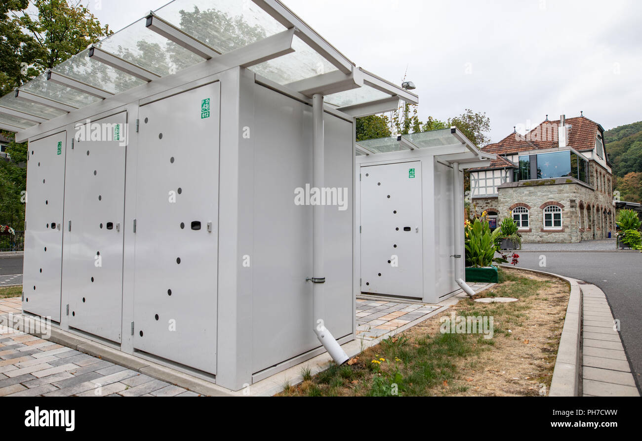 Germania, Eppstein. Il 30 agosto, 2018. Camere bloccabile con possibilità di ricarica delle biciclette elettriche (l) si trova di fronte alla stazione ferroviaria di Eppstein im Taunus. Insieme con la Winterberg stazione ferroviaria in Hochsauerland, si è aggiudicato il titolo "stazione ferroviaria dell'anno 2018'. Dopo ampie escursioni di prova in tutta la Germania, la giuria ha selezionato i due "cittadini" stazioni', che devono la loro qualità ad un impegno speciale sul sito. Credito: Frank Rumpenhorst/dpa/Alamy Live News Foto Stock