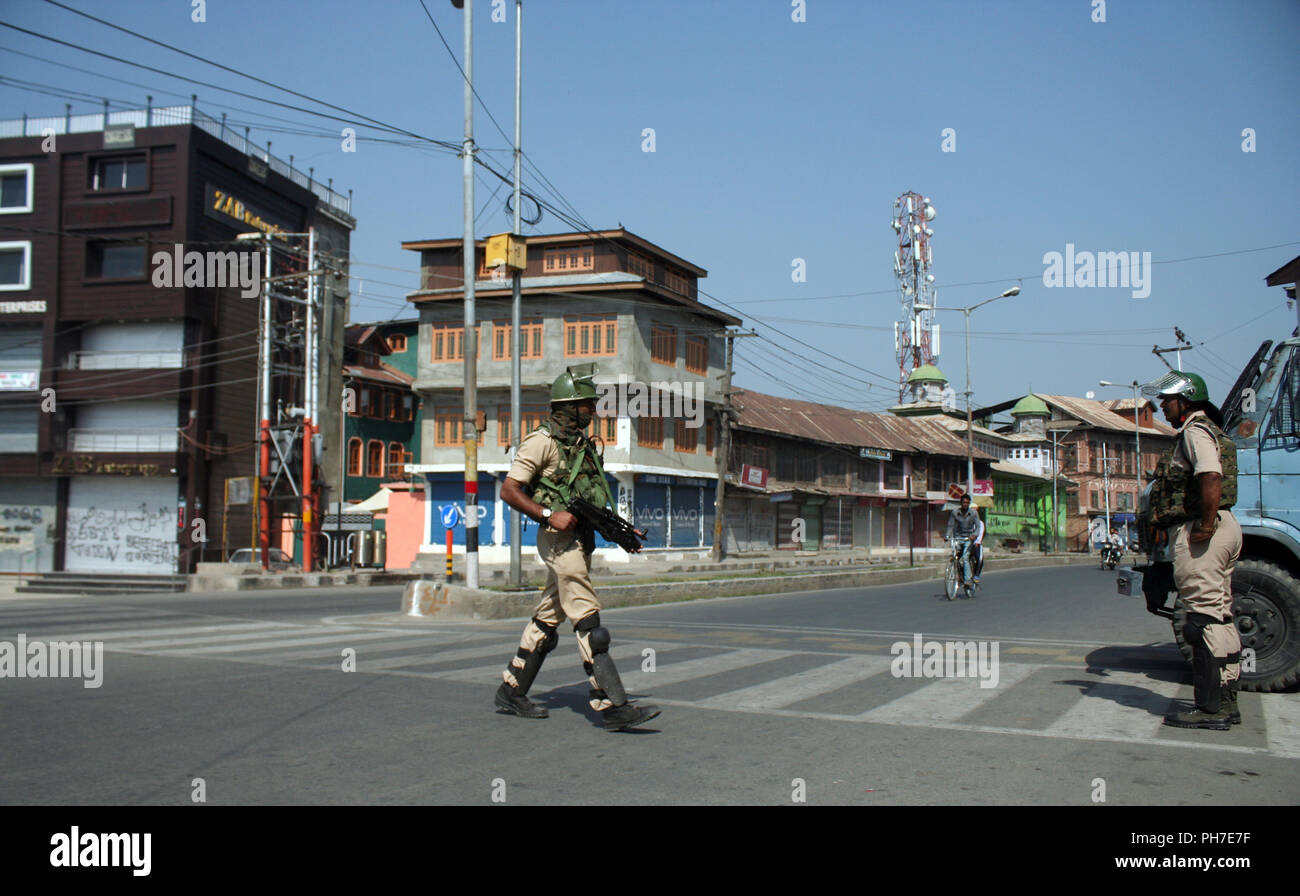 Srinagar Kashmir. Il 31 agosto 2018. Un indiano di paramilitari trooper patrol desert street, durante una seconda giornata di sciopero chiamato dai separatisti del Kashmir contro i tentativi di revocare lo stato di costituzione articoli 35A e 370.Top Corte rinvia udienza del Jammu e del Kashmir Articolo 35A a gennaio la Corte Suprema ha oggi. Il governo dello stato ha detto alla corte che qualsiasi audizione sulla questione ora si dovrà creare un diritto e problemi di ordine nel panchayat alle elezioni europee che si terranno nei prossimi tre mesi.©Sofi Suhail/Alamy Live News Foto Stock