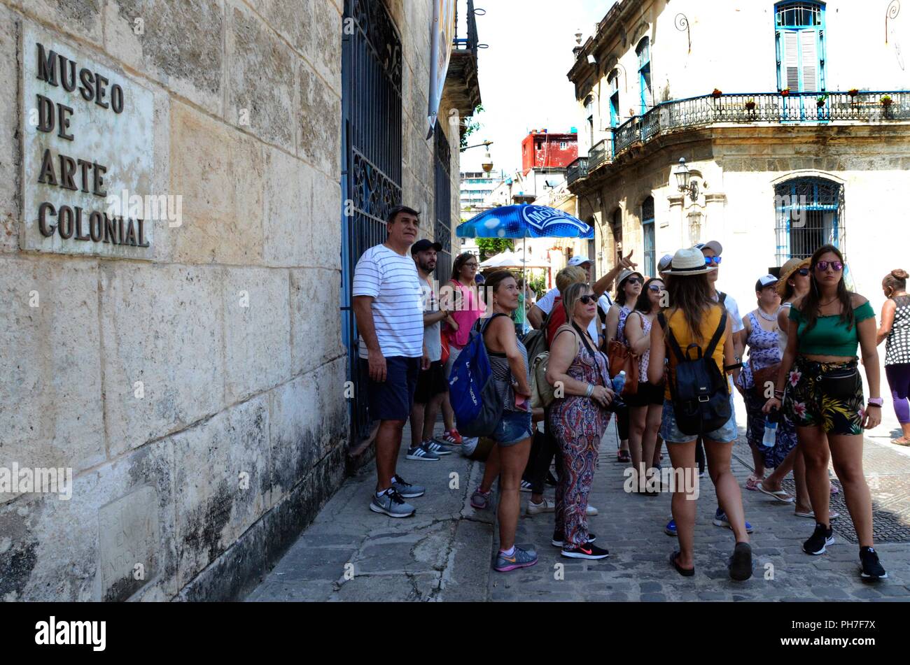 L'Avana, Cuba. 24 Ago, 2018. I turisti sono visto nella vecchia città di Havana, Cuba, il 24 agosto 2018. L'Avana del XVIII edizione del 'Rutas y Andares" (itinerari e visite guidate), un socio-culturale, fa uso di l'Avana del molti musei e siti storici di portare le famiglie cubane più vicino al patrimonio culturale della capitale e del paese per promuovere l'identità nazionale e i valori sociali. Credito: Joaquin Hernandez/Xinhua/Alamy Live News Foto Stock