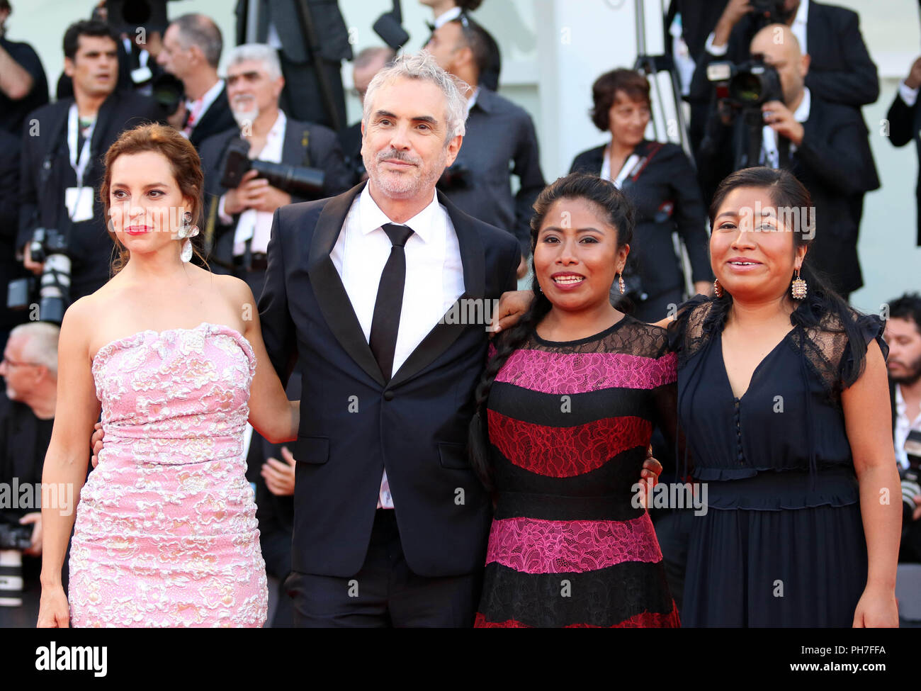 L'Europa, Italia, Lido di Venezia, 30 Agosto, 2018 : il direttore Alfonso Cuaròn, Marina de Tavira, Nancy Garcia e Yalitza Aparicio a tappeto rosso del film "Roma" . Settantacinquesimo Venice International Film Festival. Foto © Ottavia Da Re/Sintesi/Alamy Live News Foto Stock