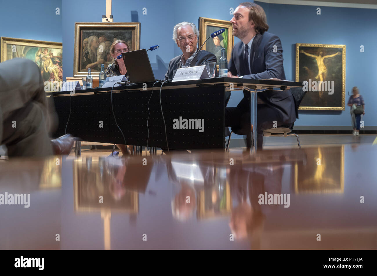 Il 30 agosto 2018, Germania Berlino: Curatore Neville Rowley (r-l), Michael Eissenhauer, Direttore Generale dei musei nazionali, e curatore Dagmar Korbacher informa in occasione di una conferenza stampa circa la preparazione della mostra "antegna e Bellini. Maestro del Rinascimento" che verrà mostrato dal 01.03.2019. La prevista esposizione sul lavoro dei due artisti del Rinascimento Giovanni Bellini (c. 1435-1516) e Andrea Mantegna (c. 1431-1506) verranno mostrate solamente a Londra e il prossimo anno a Berlino. Per la mostra, i Musei Nazionali di Berlino e alla National Gallery di Londra sono cooperanti con t Foto Stock