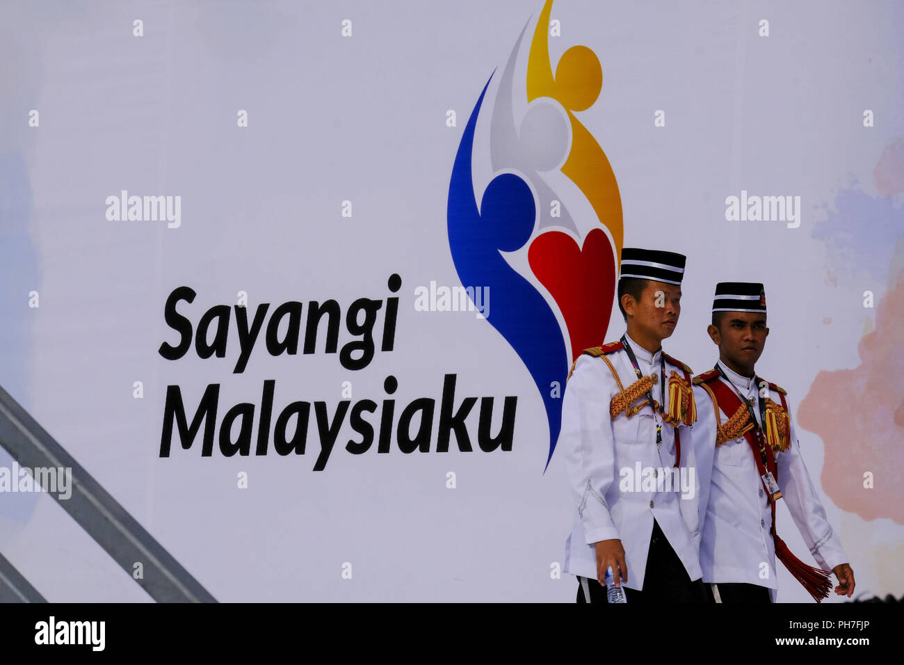 Putrajaya, Kuala Lumpur, Malesia. 31 Agosto, 2018. Marching Band artisti interpreti o esecutori visto lasciare il loro stadio dopo aver terminato le loro prestazioni in corrispondenza della 61Malaysia anniversario del giorno di indipendenza a Dataran Putrajaya.malesi celebrato 61o anniversario dell indipendenza nazionale giorno su ogni 31 agosto. Il primo ministro della Malaysia, il dottor Mahathir Mohamad aveva scelto Putrajaya la nazione capitale amministrativa come un luogo per la celebrazione. Lo slogan di questo anno è sarà ''˜Sayangi MalaysiaKu' che significa che ''˜amore mio credito Malaysia: Faris Hadziq SOPA/images/ZUMA filo/Alamy Live News Foto Stock