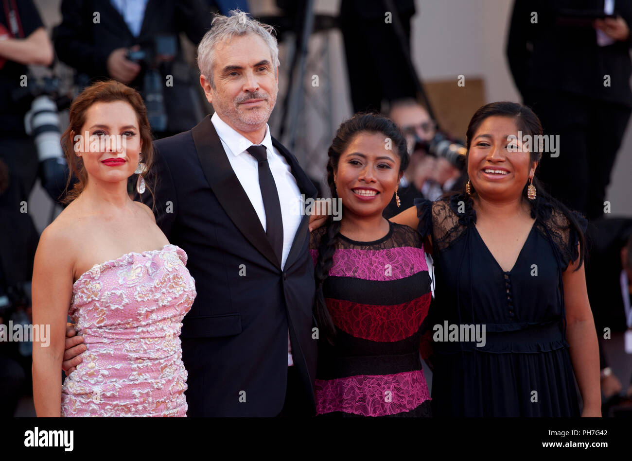 Venezia, Italia. Il 30 agosto 2018. L'attrice Marina de Tavira, direttore Alfonso Cuaron, attrice Yalitza Aparicio e attrice Nancy Garcia alla premiere di gala per lo screening del film Roma al settantacinquesimo Festival del Cinema di Venezia, Sala Grande giovedì 30 agosto 2018, Venezia Lido, Italia. Credito: Doreen Kennedy/Alamy Live News Foto Stock