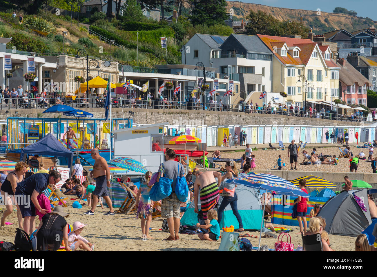 Lyme Regis, Dorset, Regno Unito. Il 31 agosto 2018. Regno Unito Meteo: i visitatori e i turisti glorioso sole caldo e il cielo limpido presso la spiaggia di Lyme Regis l'ultimo giorno di estate meteorologica. Le temperature sono attesi a salire per tutto il weekend con la costa sud insieme per un estate indiana all'inizio dell'autunno. Credito: Celia McMahon/Alamy Live News Foto Stock