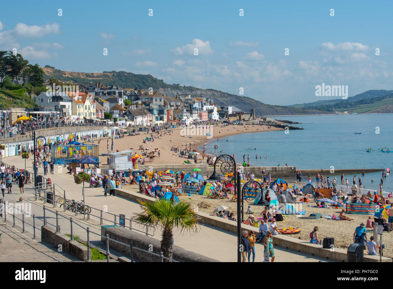 Lyme Regis, Dorset, Regno Unito. Il 31 agosto 2018. Regno Unito Meteo: i visitatori e i turisti glorioso sole caldo e il cielo limpido presso la spiaggia di Lyme Regis l'ultimo giorno di estate meteorologica. Le temperature sono attesi a salire per tutto il weekend con la costa sud insieme per un estate indiana all'inizio dell'autunno. Credito: Celia McMahon/Alamy Live News Foto Stock