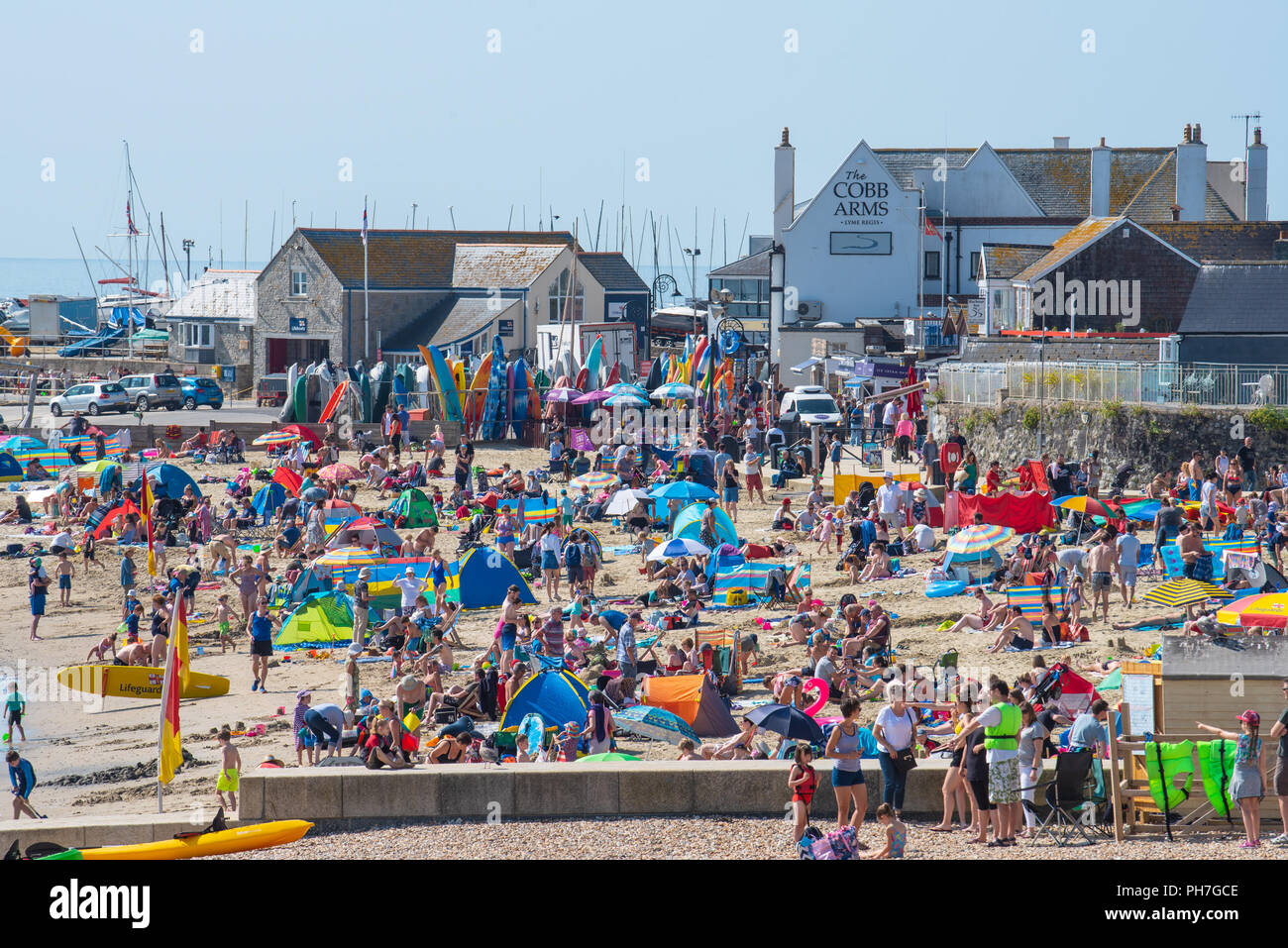Lyme Regis, Dorset, Regno Unito. Il 31 agosto 2018. Regno Unito Meteo: i visitatori e i turisti glorioso sole caldo e il cielo limpido presso la spiaggia di Lyme Regis l'ultimo giorno di estate meteorologica. Le temperature sono attesi a salire per tutto il weekend con la costa sud insieme per un estate indiana all'inizio dell'autunno. Credito: Celia McMahon/Alamy Live News Foto Stock