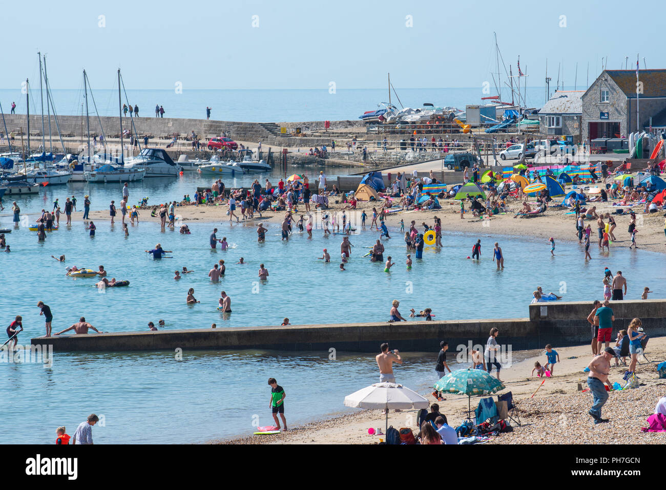 Lyme Regis, Dorset, Regno Unito. Il 31 agosto 2018. Regno Unito Meteo: i visitatori e i turisti glorioso sole caldo e il cielo limpido presso la spiaggia di Lyme Regis l'ultimo giorno di estate meteorologica. Le temperature sono attesi a salire per tutto il weekend con la costa sud insieme per un estate indiana all'inizio dell'autunno. Credito: Celia McMahon/Alamy Live News Foto Stock