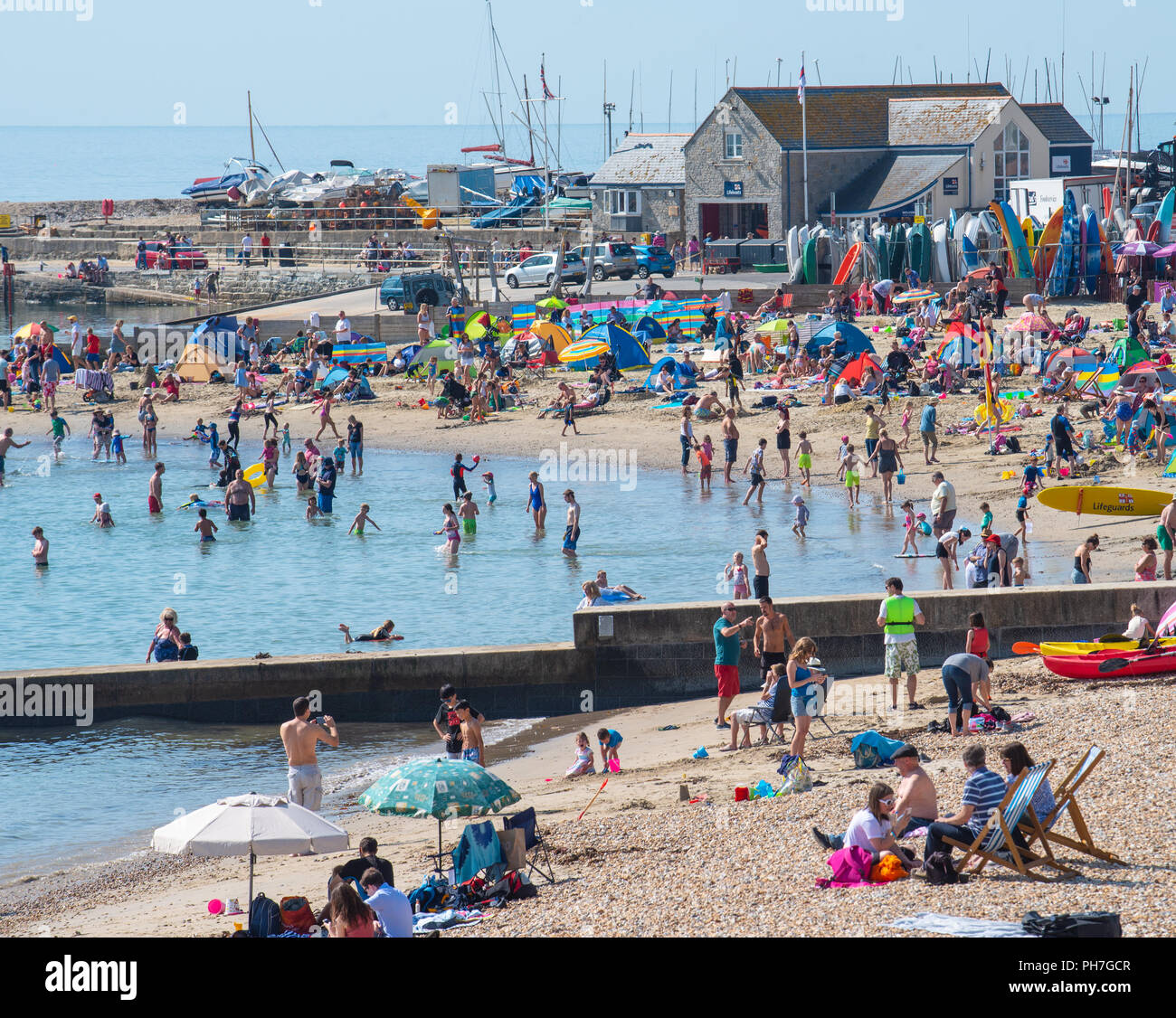Lyme Regis, Dorset, Regno Unito. Il 31 agosto 2018. Regno Unito Meteo: i visitatori e i turisti glorioso sole caldo e il cielo limpido presso la spiaggia di Lyme Regis l'ultimo giorno di estate meteorologica. Le temperature sono attesi a salire per tutto il weekend con la costa sud insieme per un estate indiana all'inizio dell'autunno. Credito: Celia McMahon/Alamy Live News Foto Stock