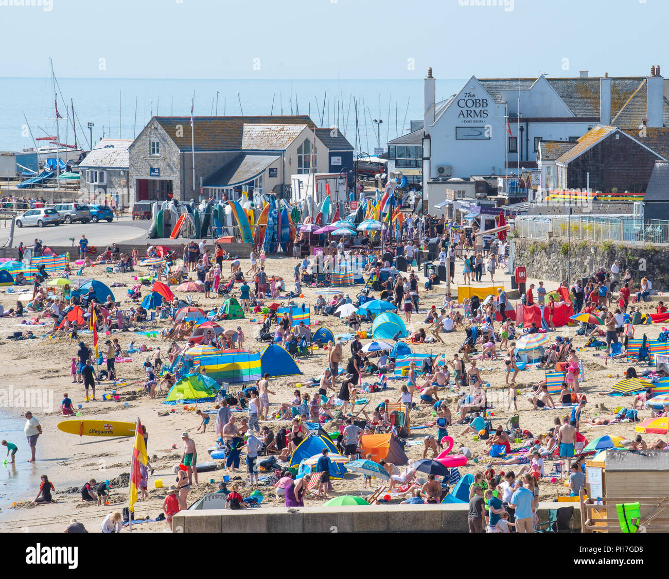 Lyme Regis, Dorset, Regno Unito. Il 31 agosto 2018. Regno Unito Meteo: i visitatori e i turisti glorioso sole caldo e il cielo limpido presso la spiaggia di Lyme Regis l'ultimo giorno di estate meteorologica. Le temperature sono attesi a salire per tutto il weekend con la costa sud insieme per un estate indiana all'inizio dell'autunno. Credito: Celia McMahon/Alamy Live News Foto Stock