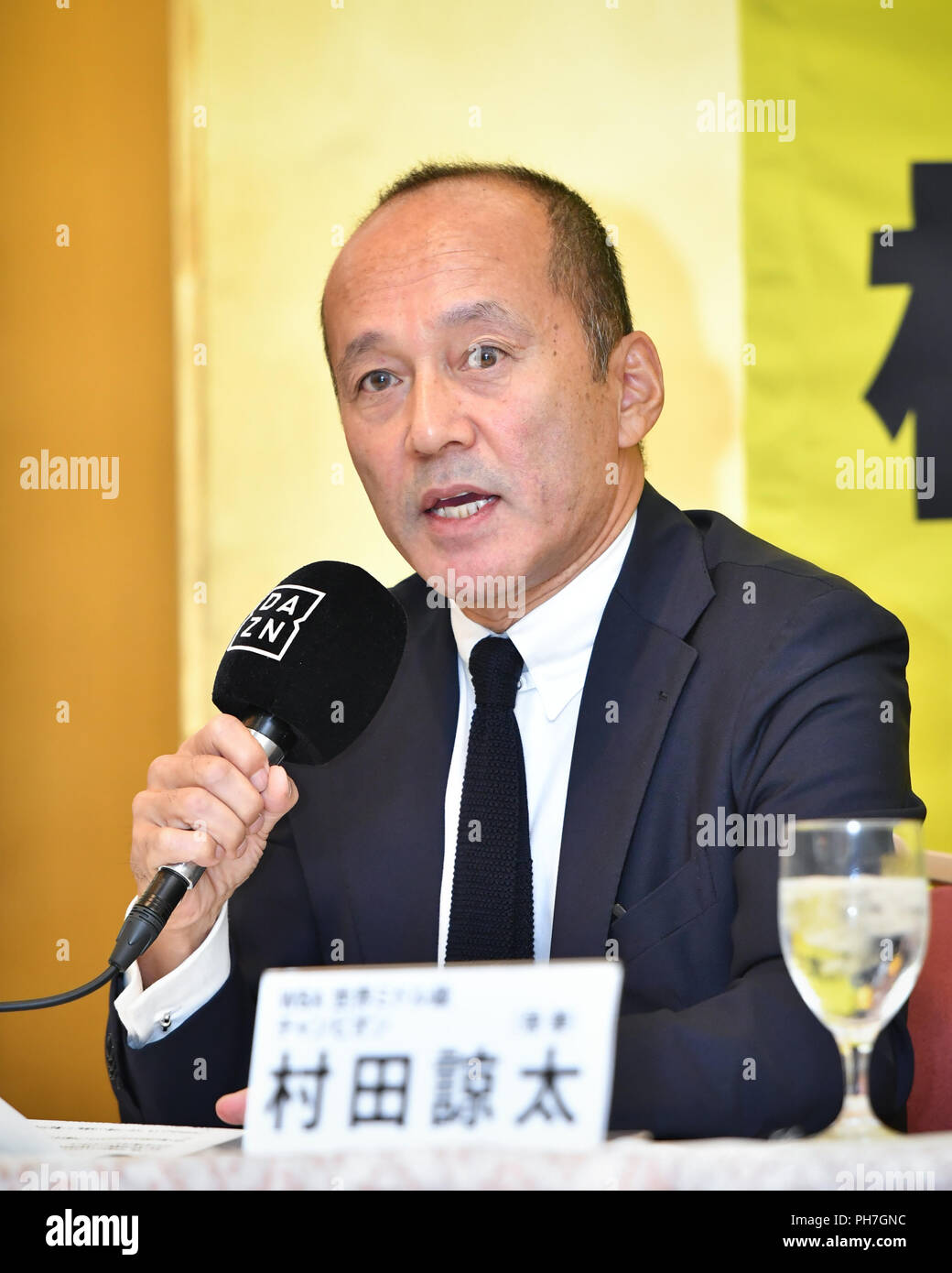 Tokyo, Giappone, 30 agosto 2018. Lo scontro sarà in streaming live su DAZN. Il 30 agosto, 2018. DAZNTakashi Nakamura Boxe : Takashi Nakamura, Presidente e Amministratore Delegato di DAZN Giappone, parla nel corso di una conferenza stampa per annunciare Ryota Murata la WBA middleweight title bout che si terrà il 20 Ottobre presso il Teatro del Parco a Las Vegas, Nevada, Stati Uniti, all'Hotel Grand Palace in Tokyo, Giappone, 30 agosto 2018. Lo scontro sarà in streaming live su DAZN . Credito: Hiroaki Yamaguchi/AFLO/Alamy Live News Foto Stock