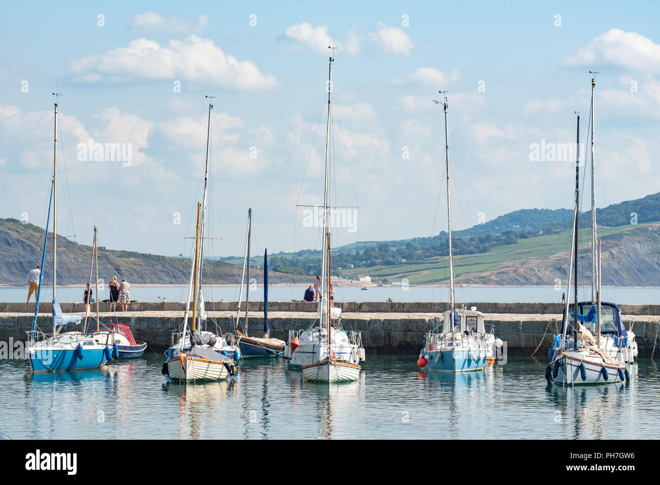 Lyme Regis, Dorset, Regno Unito. 31 agosto 2018. Regno Unito Meteo: I visitatori e i vacanzieri godono di un sole caldo glorioso e cielo blu chiaro alla spiaggia di Lyme Regis l'ultimo giorno di estate meteorologica. Le temperature si prevedono per salire nel fine settimana con la costa meridionale fissata per un'estate indiana all'inizio dell'autunno. Credit: Notizie dal vivo di DWR/Alamy Foto Stock