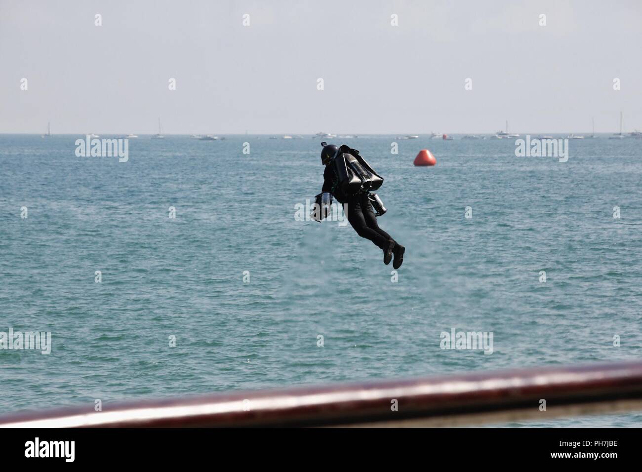 Bournemouth, Regno Unito. Il 31 agosto 2018. La folla gregge a Bournemouth per la seconda giornata del Bournemouth Air Festival. La Gravità Jet Suit Team Display emozione la folla con la loro dimostrazione. Visualizzazione per la prima volta a un evento pubblico con due jet suit piloti e per mostrare la prossima frontiera nel volo umano! Il jet pack piloti hanno le turbine a gas a cinghiate su di essi - 5 motori a turbina, due per ogni braccio e un motore più grande sul loro retro. Credito: Carolyn Jenkins/Alamy Live News Foto Stock