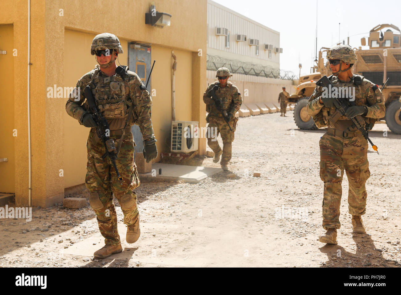 Kandahar Airfield, Afghanistan. Il 30 agosto, 2018. KANDAHAR AIRFIELD, Afghanistan (Agosto 16, 2018) -- STATI UNITI I soldati dell esercito dal 1° Battaglione, dodicesimo Reggimento di Fanteria, seconda della brigata di fanteria combattere la squadra, 4a divisione di fanteria, cammina in un villaggio simulato, e il agosto 16, 2018 durante un angelo custode situazionale esercizio di formazione a Kandahar Airfield, Afghanistan. Soldati provenienti da società Alfa, 1bn., XII Inf. Reg. sono responsabili per la fornitura di angelo custode di soldati per missioni in cui i consulenti in treno dalla consulenza e assistere Command-South condotta con il loro esercito nazionale afghano e la polizia nazionale afgana Foto Stock