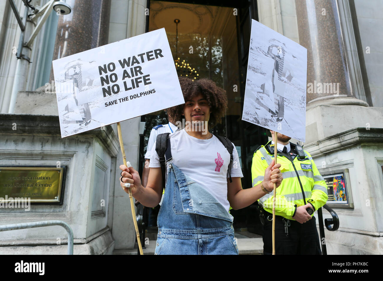 31 Agosto, 2018. Manifestanti marzo da Marble Arch l'Ambasciata del Giappone, Piccadilly, Londra W1 per protestare davanti all'inizio del Taiji dolphin hunt stagione che inizia di nuovo il 1 settembre. Penelope Barritt/Alamy Live News Foto Stock