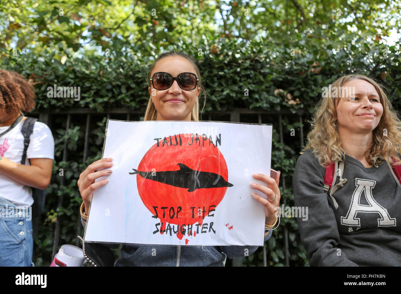 31 Agosto, 2018. Manifestanti marzo da Marble Arch l'Ambasciata del Giappone, Piccadilly, Londra W1 per protestare davanti all'inizio del Taiji dolphin hunt stagione che inizia di nuovo il 1 settembre. Penelope Barritt/Alamy Live News Foto Stock