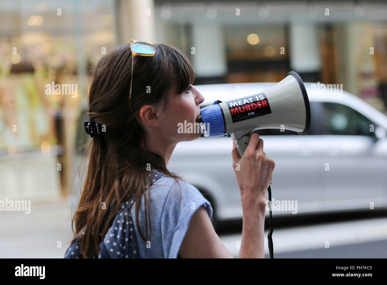 31 Agosto, 2018. Manifestanti marzo da Marble Arch l'Ambasciata del Giappone, Piccadilly, Londra W1 per protestare davanti all'inizio del Taiji dolphin hunt stagione che inizia di nuovo il 1 settembre. Penelope Barritt/Alamy Live News Foto Stock