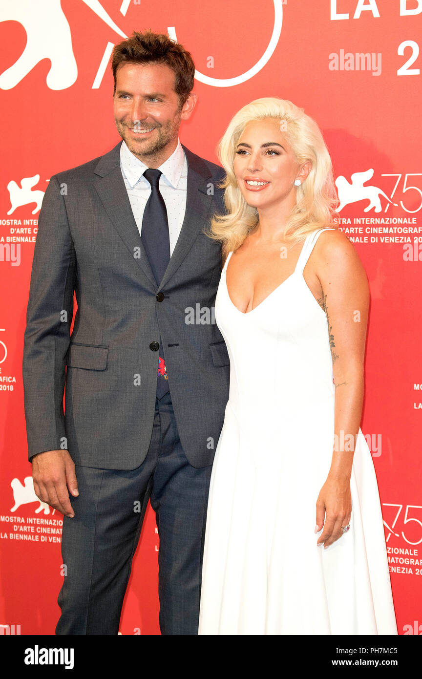 Venezia, Italia. Il 31 agosto 2018. Bradley Cooper e Lady Gaga durante il "è nata una stella' photocall al settantacinquesimo Venice International Film Festival presso il Palazzo del Casinò su Augusr 31, 2018 a Venezia, Italia Credito: Geisler-Fotopress GmbH/Alamy Live News Foto Stock