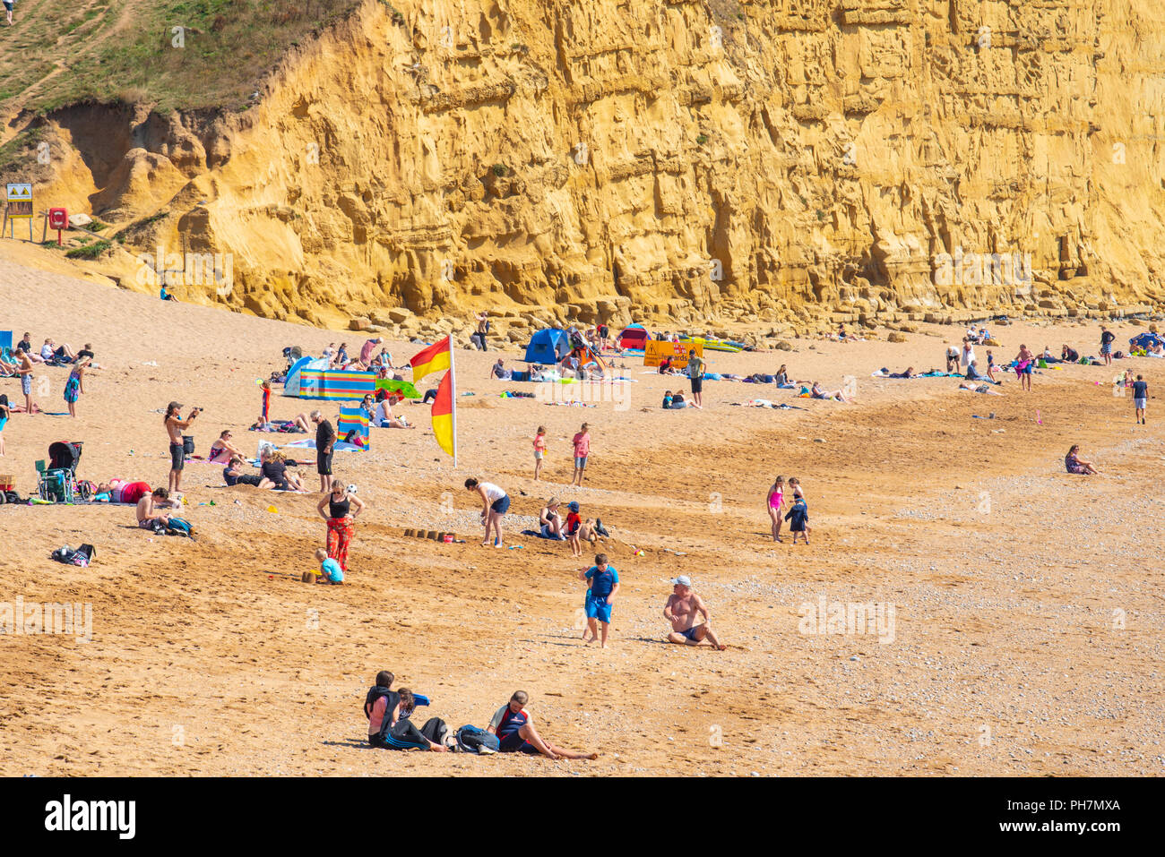 West Bay, Dorset, Regno Unito. Il 31 agosto 2018. Regno Unito: Meteo Beachgoers crogiolarsi al sole caldissimo a West Bay sull'ultimo fine settimana di vacanze scolastiche estive. Credito: DWR immagini /Alamy Live News Foto Stock