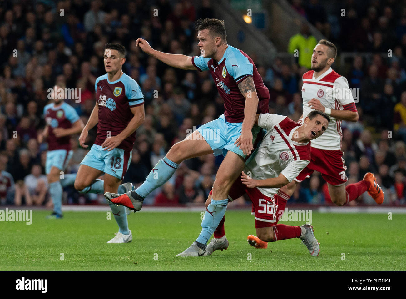 Burnley, Regno Unito. Il 30 agosto 2018. Olympiacos è Daniel Podence è affrontato da Burnley's Kevin lungo il 30 agosto 2018, Turf Moor, Burnley, Inghilterra; UEFA Europa League, play off gamba 2 di 2, Burnley v Olympiacos FC Credito: Terry Donnelly/Alamy Live News Foto Stock