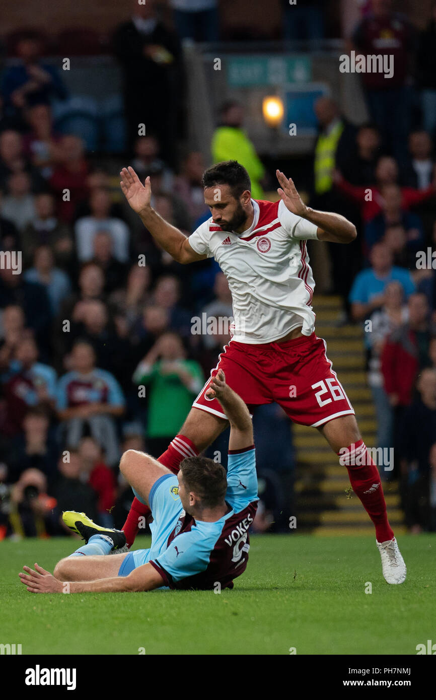 Burnley, Regno Unito. Il 30 agosto 2018. Burnley's Sam Vokes sotto pressione da Olympiacos's Roderick Miranda 30 agosto 2018, Turf Moor, Burnley, Inghilterra; UEFA Europa League, play off gamba 2 di 2, Burnley v Olympiacos FC Credito: Terry Donnelly/Alamy Live News Foto Stock