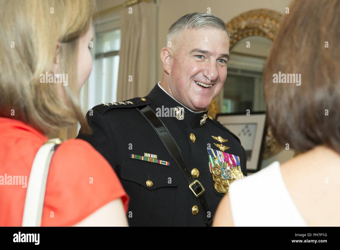 Assistente Comandante del Marine Corps gen. Glenn M. Walters parla con gli ospiti durante un ricevimento prima di una serata parade presso la Casa del Commandants, caserma marini Washington, Washington D.C., 29 giugno 2018. La sfilata serale estate tradizione iniziò nel 1934 e dispone il trapano silenzioso plotone, U.S. Banda di Marino, Stati Uniti Tamburo di marino e Bugle Corps e due società marching. Più di 3.500 ospiti sfilerà ogni settimana. Foto Stock