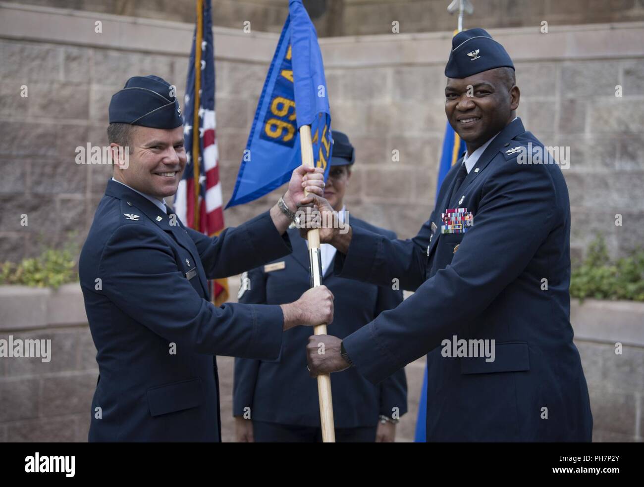Col. Alfred fiori Jr., 99th Medical Group comandante in arrivo, assume il comando da Col. Cavan Craddock, 99th Air Base Wing Commander, durante un cambio del comando cerimonia alla Nellis Air Force Base in Nevada, 29 giugno 2018. Fiori nell' ultimo comando è stato per la cinquantaduesima Medical Group a Spangdahlem Air Base, Germania. Foto Stock