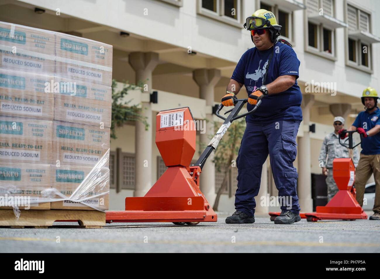 Humacao, Puerto Rico, 20 Giugno 2018 - Emergenza personale di gestione da parte del comune di Humacao lo scarico di pallet come parte dei punti di distribuzione la formazione. L'esercizio è stata effettuata in comune in uno sforzo di collaborazione tra enti locali per la gestione di interventi di emergenza negli uffici la Puerto Rico Bureau nella gestione delle situazioni di emergenza e FEMA, con lo scopo di stabilire un protocollo per la distribuzione di merci nel caso di un futuro disastro. FEMA/ Eduardo Martínez Foto Stock