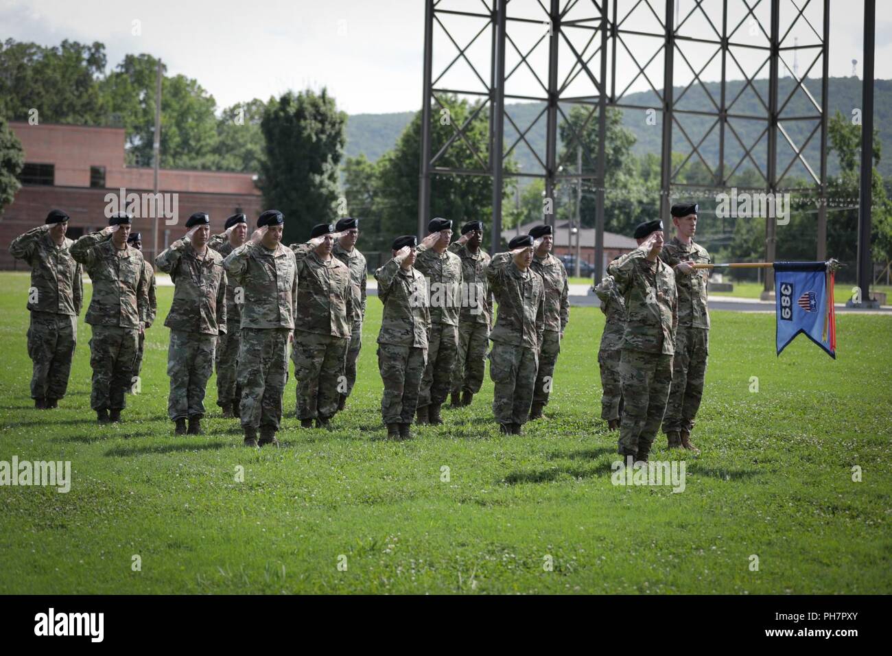 Soldati con la 389a U.S. Army Materiel Command Band stand al presente le armi durante la loro cerimonia di inattivazione, al Redstone Arsenal, 29 giugno 2018. Poiché il suo trasferimento a Redstone Arsenal da Aberdeen Proving Ground, Maryland, nel 2011, la banda di AMC ha eseguito più di 2.700 volte, in oltre 60 sedi in tutto il mondo a sostegno di AMC enterprise, la Redstone Arsenal guarnigione e militari e civili di funzioni. Foto Stock