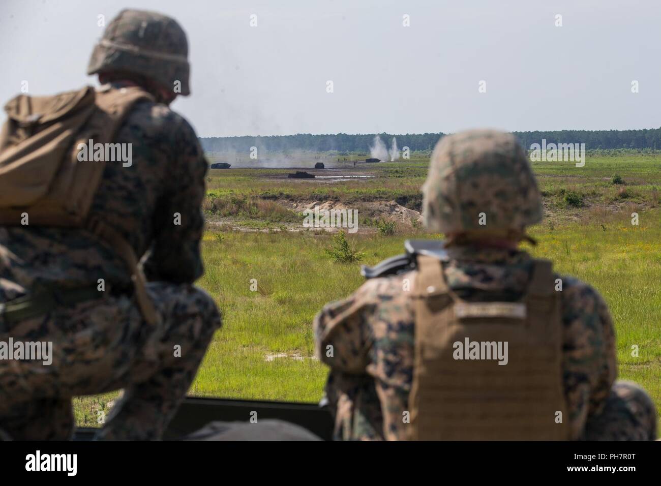 Stati Uniti Marine Corps Cpl. Benjamin S. Puent e Cpl. Kevin P. Blankenship con abilità di combattimento della scuola di formazione, 2° Marine Logistics Group, fuoco un contrassegno 19 40 mm granata mitragliatrice durante un live-formazione antincendio esercita su di Camp Lejeune, N.C., 29 giugno 2018. I marines si familiarizzarono con le procedure operative della granata pistole di macchina per migliorare la loro capacità di formare Marines e marinai che frequentano BSTS. Foto Stock